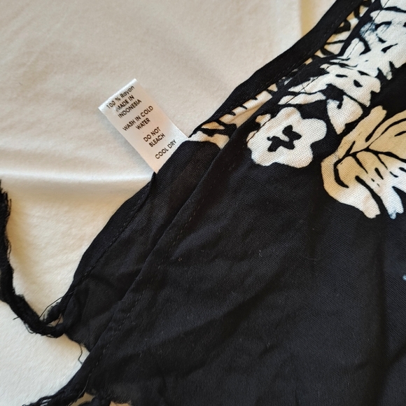 Beach Sarongs Y2k navy blue turtle & hibiscus printed tassle beach sarong wrap. - Picture 4 of 4